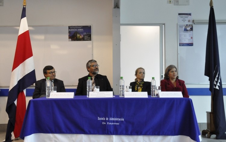 La mesa principal estuvo conformada por Alejandro Masís, Sander Pacheco, Claudia Madrizova y Carmen Madriz, directora de Posgrados del TEC. (Foto: OCM)