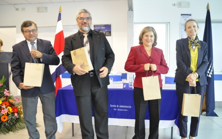 Los miembros de la mesa principal recibieron un presente de parte de los nuevos doctorandos. (Foto: OCM)