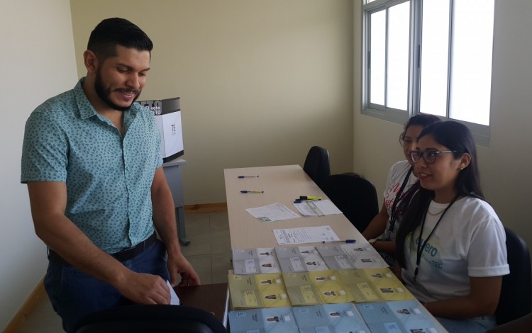 El profesor Marco Martínez, es el primer votante del Centro Académico de Limón. (Fotografía cortesía de Jessica Salazar). 