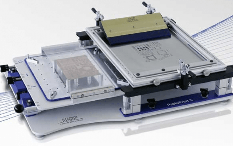 Máscaras y rotulado: asiste en la creación y deposición de soldadura en pasta. Además, rotula prototipos.