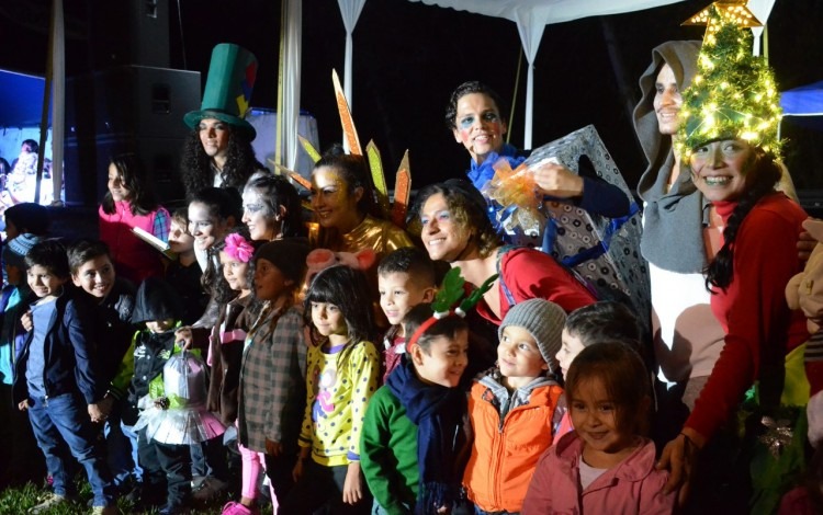 Los niños compartieron con los actores y actrices de la obra navideña presentada en el evento. 