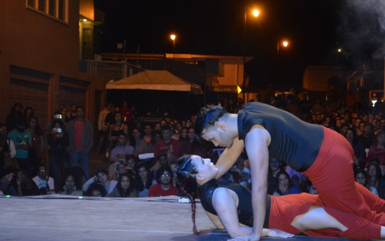 Katherine Chao y Siul Mongalo de DanzAmón representaron “Argot” en el XII Festival Intersedes de Danza Contemporánea. Foto: Fernando Montero / OCM.