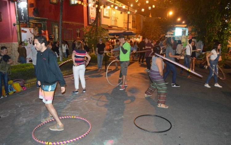 El hula-hula se apoderó de la avenida 11 y recordó la época en que los niños de Barrio Amón salían a jugar a las calles. Foto: Fernando Montero / OCM.