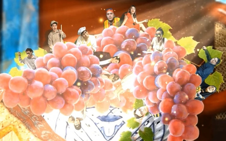 Palito de uvas lleno de gente