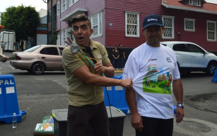 El escritor Carlos Rubio deleitó al público infantil con los Cuentos de mi Tía Panchita. Foto: Fernando Montero / OCM.