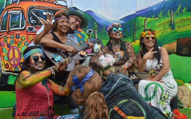 “Hippie time” fue una estación obligatoria de los asistentes al Festival para viajar en el tiempo y llevarse un recuerdo en sus teléfonos celulares. Foto: Fernando Montero / OCM.