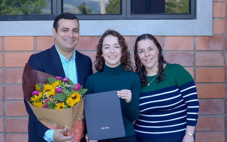 El tercer mejor promedio, Briza Salas, junto a sus padres. (Fotografía: Steven Moya / OCM). 