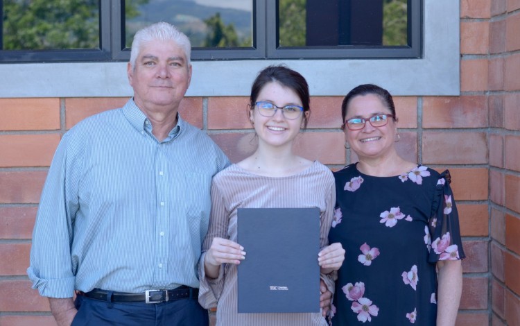 El segundo mejor promedio, Sara Sáenz, junto a sus padres. (Fotografía: Steven Moya / OCM). 