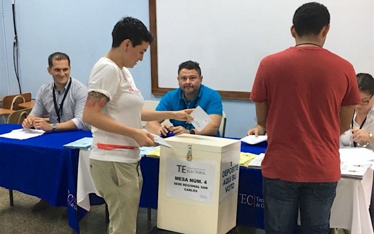 Shi Alarcon, primer votante de la Sede regional San Carlos (Fotografía Telka Guzmán/OCM). 