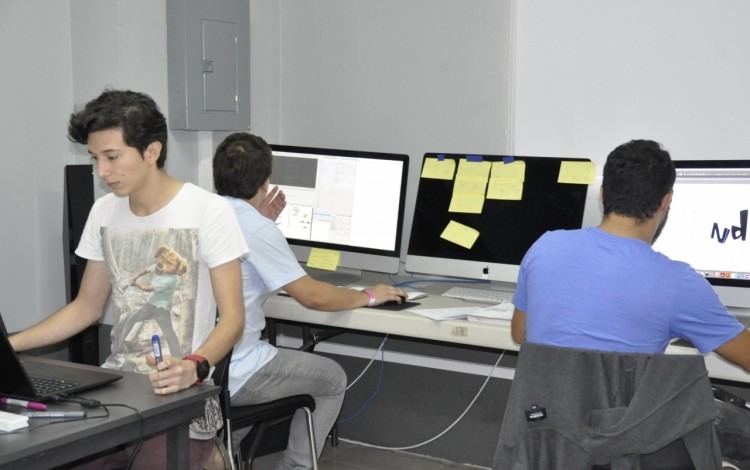 Los miembros de cada equipo se concentraron durante ocho horas diarias en aulas equipadas con computadoras en la Sede Interuniversitaria de Alajuela. 