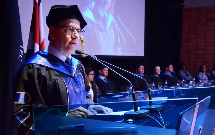 El doctor Julio César Calvo, rector del TEC, felicitó a los estudiantes por su graduación y los instó a convertirse en personas al servicio del país. 