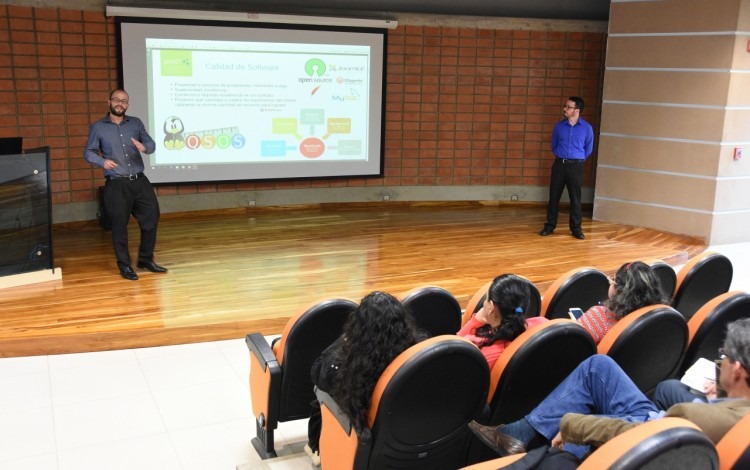 Los ingenieros Ronald Brenes y José Pablo Carvajal tuvieron la oportunidad de compartir su ponencia relacionada con la adopción de productos "open source". 