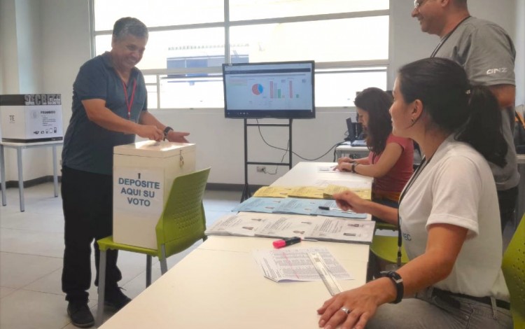 Ricardo Ávila, de la Unidad de Cultura y Deporte fue el primer votante del Centro Académico de San José. (Fotografía: Enmanuel Salazar). 