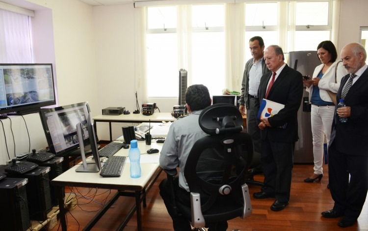 El doctor Hernández visitó el Centro de Monitoreo, donde se le explicó que más de 150 vistas de cámaras vigilan diariamente el Campus. (Foto: OCM / Ruth Garita). 