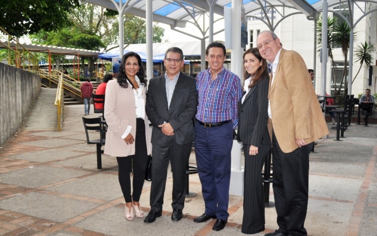 Visita a la plazoleta cerca del Restaurante Institucional. (Foto: OCM / Irina Grajales)