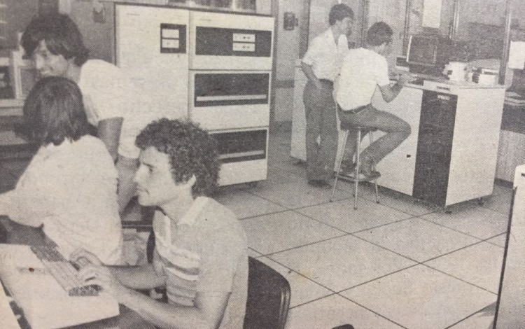 El Centro de Computo del TEC fue creado en 1976. Su fin era apoyar a la docencia. Periódico institucional  Estructura. Primera quincena de mayo de 1987. 