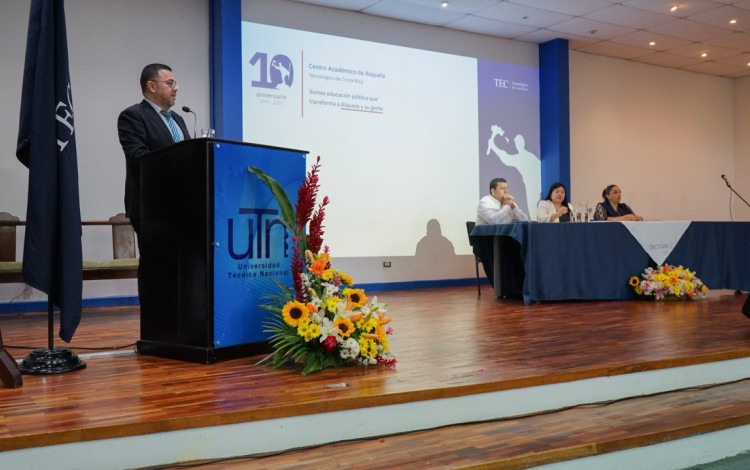 Imagen del director del Centro Académico de Alajuela dando su discurso.