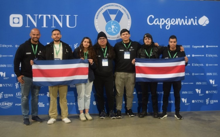 Jóvenes posan con la bandera de Costa Rica. (De izquierda a derecha). Luis Diego Raga (Coach); Emmanuel Jiménez; Nicol Cascante; Daniel Hoffman; Rodrigo Alvarado; Caleb Espinoza y Fabricio Madrigal. 