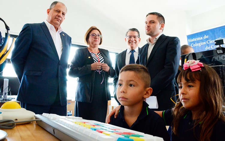 presidente Luis Guillermo Solís inaugurando laboratorio de computación.