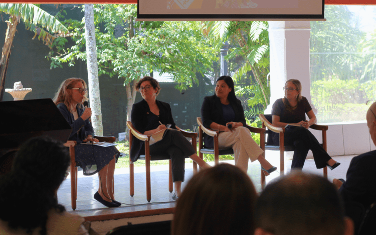 Maria Estrada TEC con grupo de mujeres