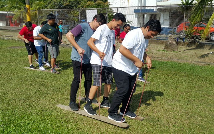 Estudiantes de nuevo ingreso al Centro Académico de Limón disfrutaron de juegos tradicionales. (Foto cortesía de Jessica Salazar)