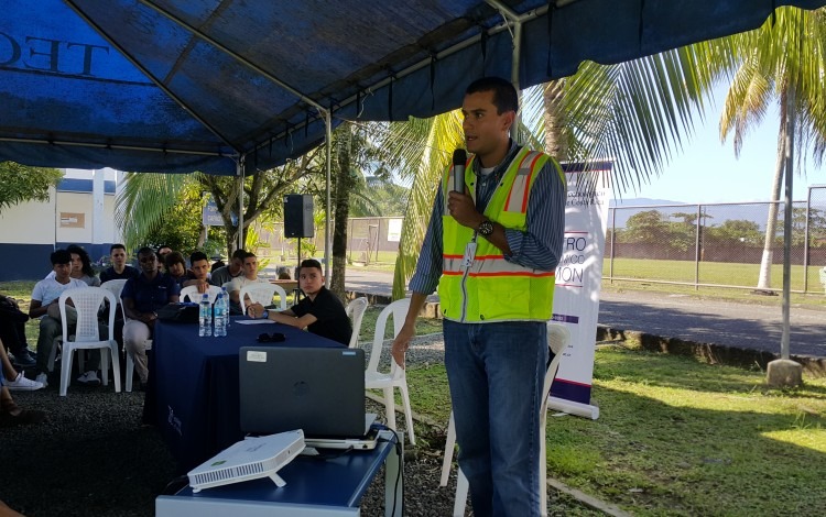 "...están al lado de un puerto, y no cualquiera, sino aquel por donde transita el 80 por ciento de las mercancías que ingresan y salen de Costa Ricamáster",  Eduardo López, Gerente de Operaciones Portuarias en APM Terminals, durante la lección inaugural en el Centro Académico de Limón. (Foto Jessica Salazar)