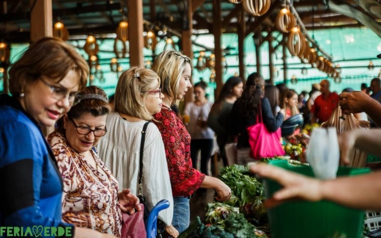 gente comprando legumbres en la feria