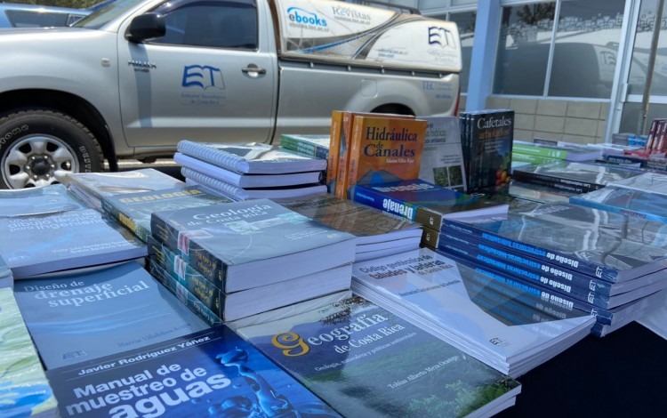 Imagen de varios libros en la feria del libro de la editorial.