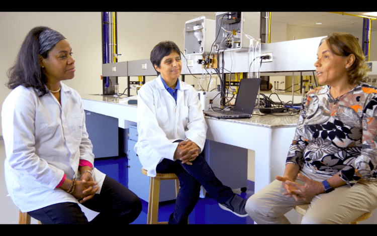 Las tres ingenieras sentadas conversando.