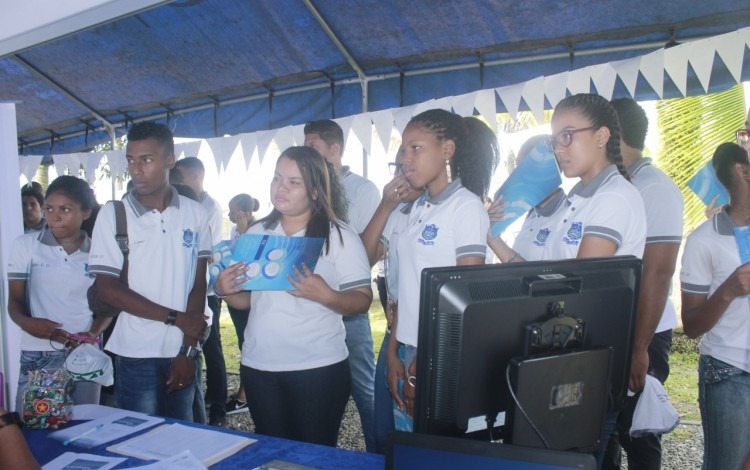 Estudiantes observando stands