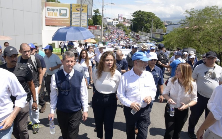 rectores marchando hacia Casa Presidencial