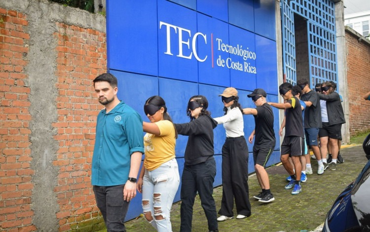 Estudiantes usan antifaces, mientras recorres distintos espacios de San José. 