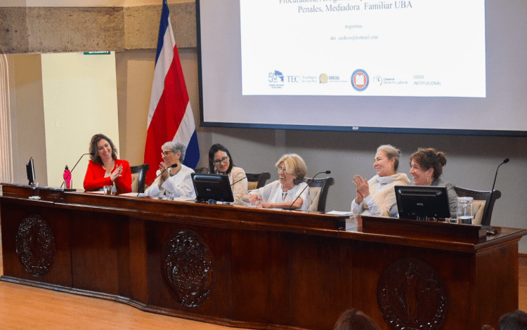 La fotografìa muestra una imagen de las participantes en la mesa principal.