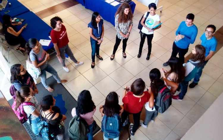 grupo de mujeres en círculo