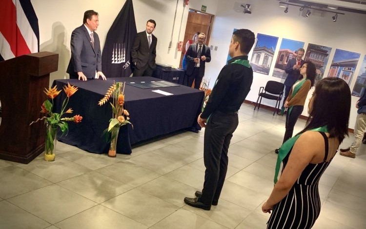 graduación de 34 estudiantes en el Campus Tecnológico Local San José.