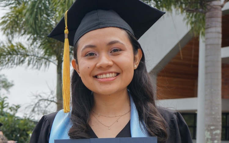 Estudiante con título de graduación