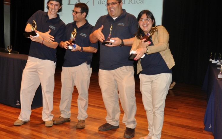 El grupo Acuaticos, ganador del segundo lugar, se muestra orgulloso de su premio.