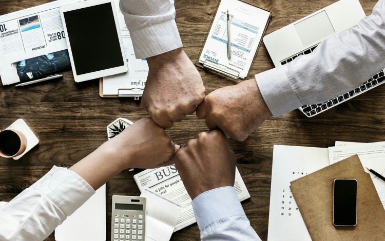 Imagen de varias manos juntas en trabajo en equipo