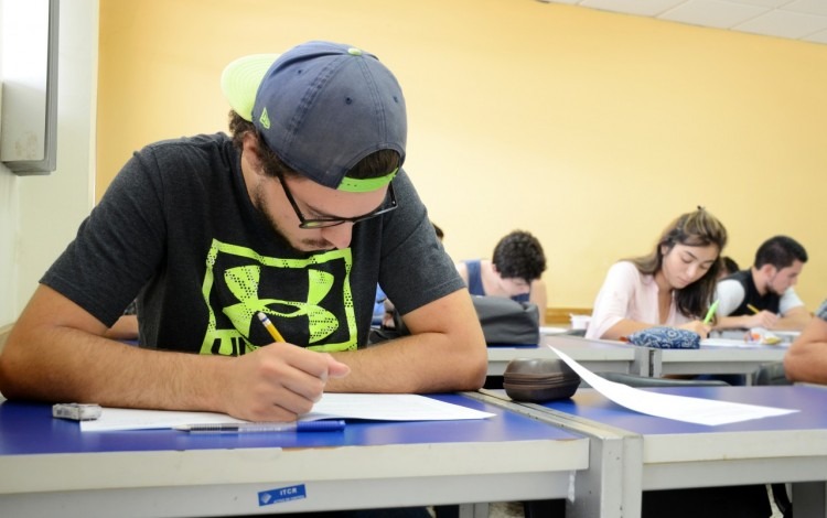 joven en clase