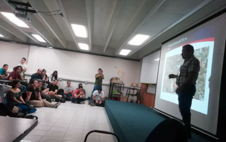 profesor con estudiantes en auditorio