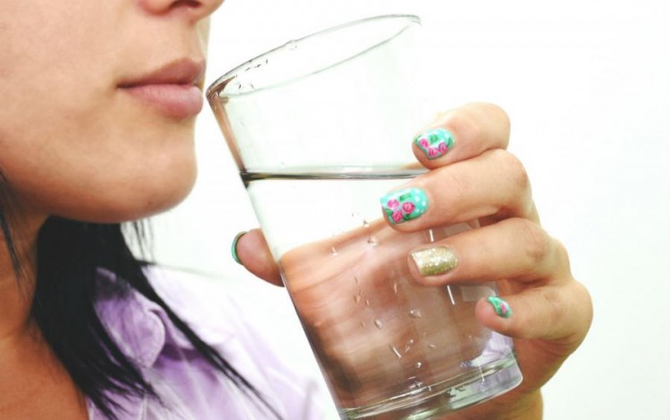 mujer tomando agua