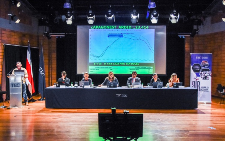 Foto de la mesa principal con los integrantes del AIR