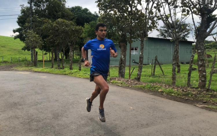 Luis Alejandro Castro entrenando en una zona abierta.