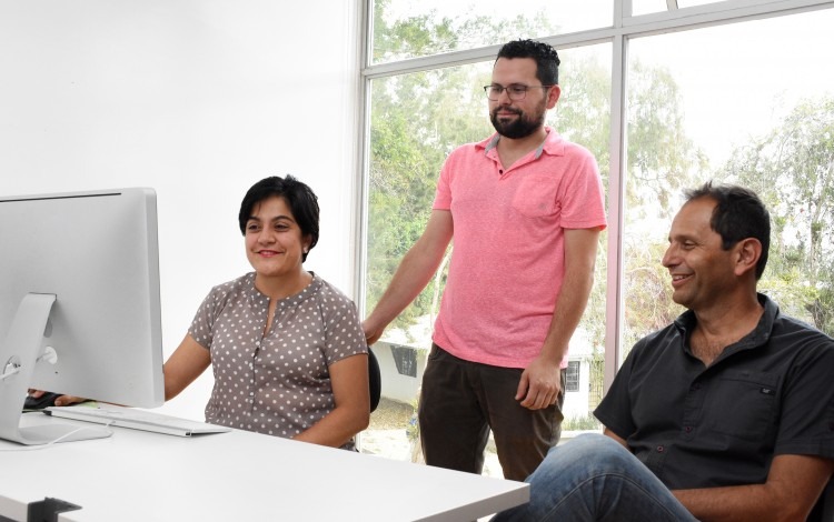 Marcela Cubero, Luis Carlos Araya y Sergio Rivas conforman el proyecto junto con Xinia Varela, quien se encuentra fuera del país. (Foto: Ruth Garita/OCM)