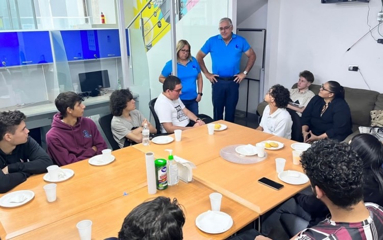 Estudiantes en reunión en Legadmi.