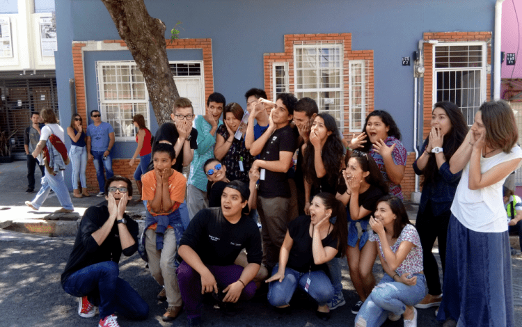 Jóvenes del taller de teatro posan con caras de susto.