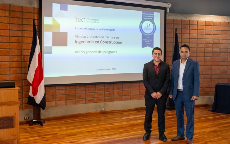 Dos profesores posan