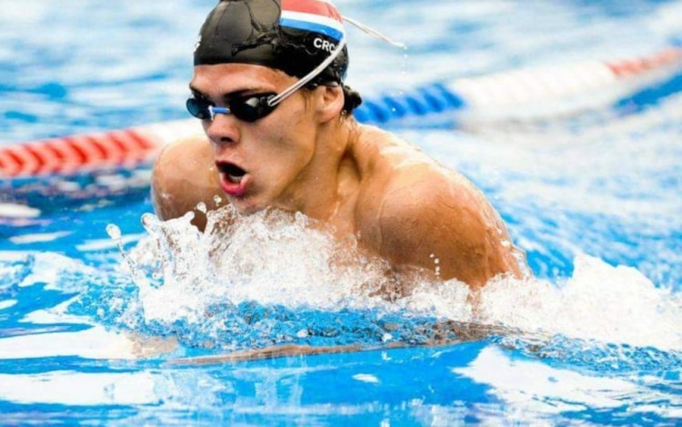 Arnoldo Herrera nadando.