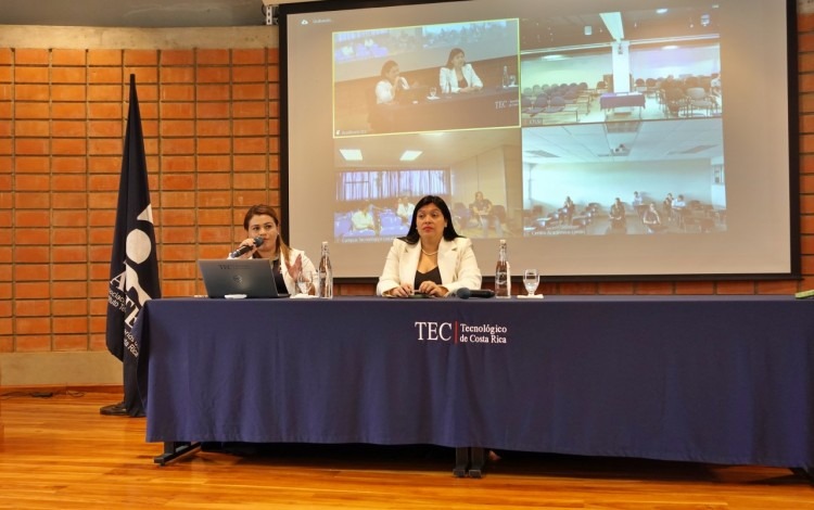 Imagen de la Rectora del TEC, María Estrada, junto a Kendy Chacón, secretaria del Sindicato.