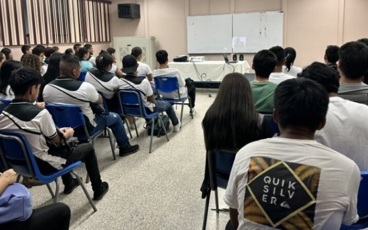Imagen de varios estudiantes en el aula recibiendo clases.
